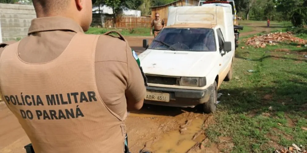 Carro foi encontrado abandonado em via pública. Mulher que dormia dentro do veículo foi detida