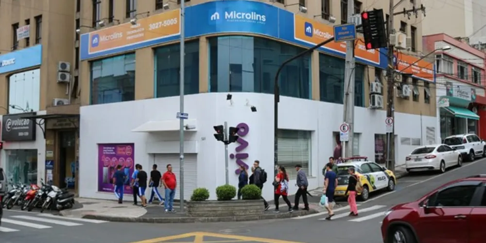 Os bandidos invadiram a loja e sob ameaças mantiveram funcionários e clientes em inatividade