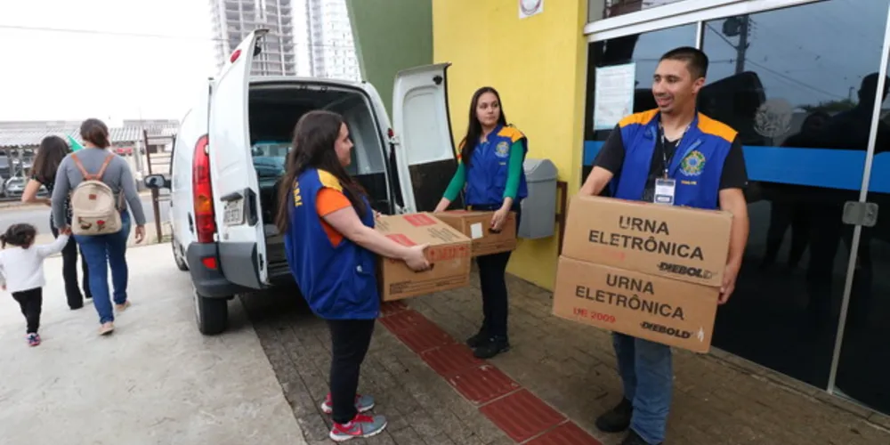 Imagem ilustrativa da imagem Justiça inicia transbordo de urnas para eleições