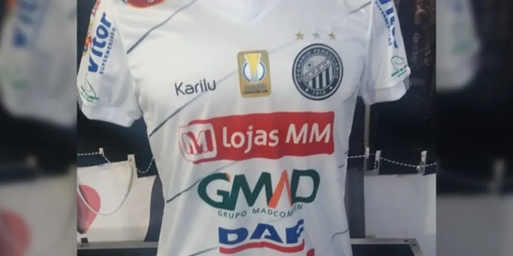 Novo modelo com o 'patch' de campeão nacional e com as três estrelas começa a ser vendido neste sábado
