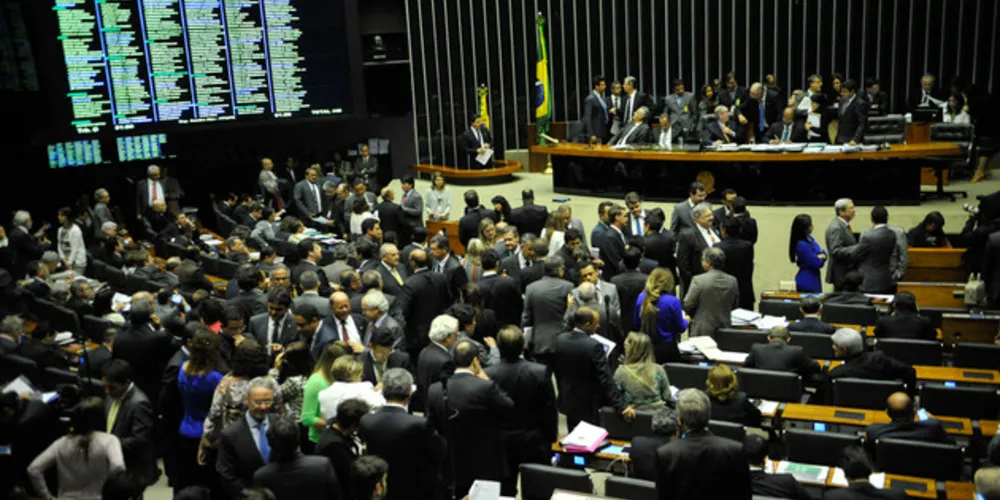 O Plenário da Câmara dos Deputados iniciou sessão extraordinária destinada a continuar as votações, por temas, da reforma política (Fabio Rodrigues Pozzebom/Agência Brasil)