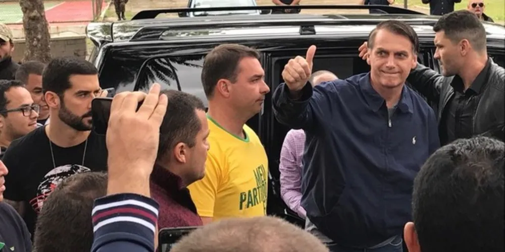 Imagem ilustrativa da imagem Jair Bolsonaro vota em escola da Vila Militar