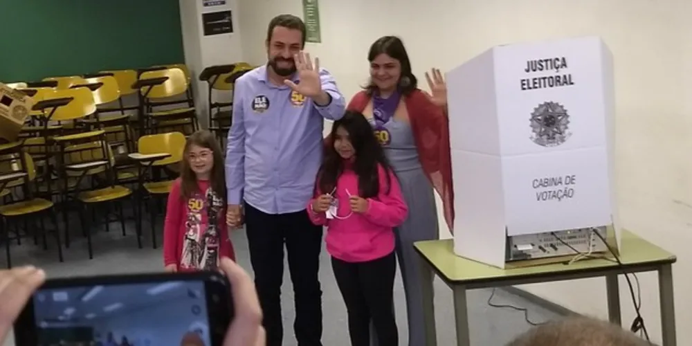 Imagem ilustrativa da imagem Boulos vota em São Paulo acompanhado da família