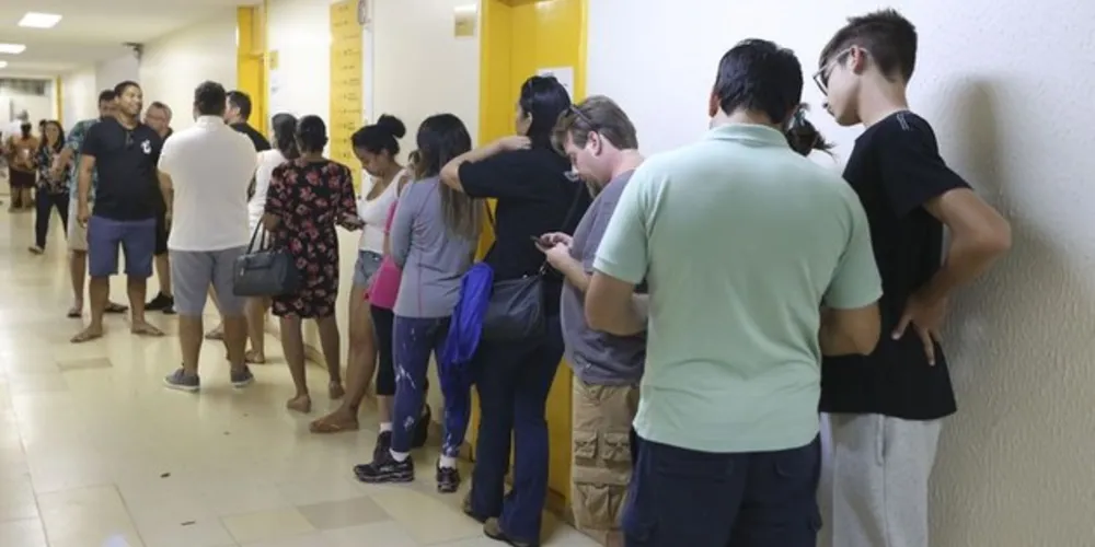 Eleitores vão às urnas no primeiro turno das eleições de 2018. Na foto, fila no colégio Elefante Branco.