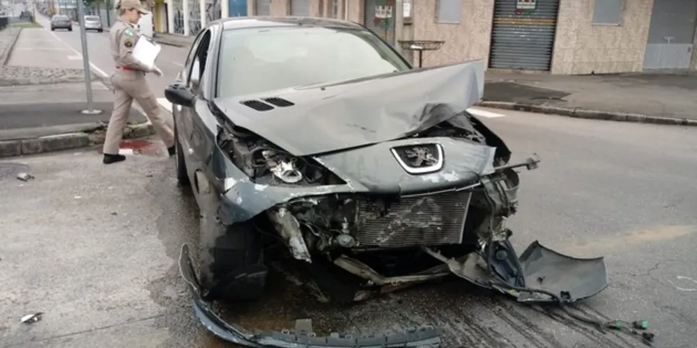 Imagem ilustrativa da imagem Acidente entre carros e ônibus deixa mulher ferida