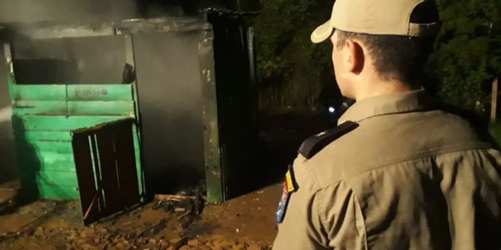 Imagem ilustrativa da imagem Estábulo é destruído em incêndio na Coronel Cláudio
