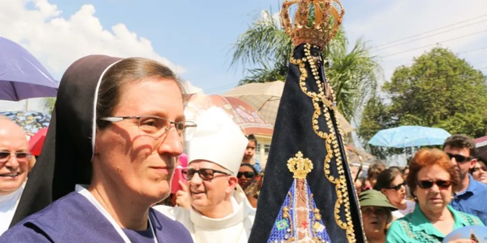 Milhares de fieis participam, todos os anos, da tradicional procissão em honra a Nossa Senhora Aparecida, em Ponta Grossa