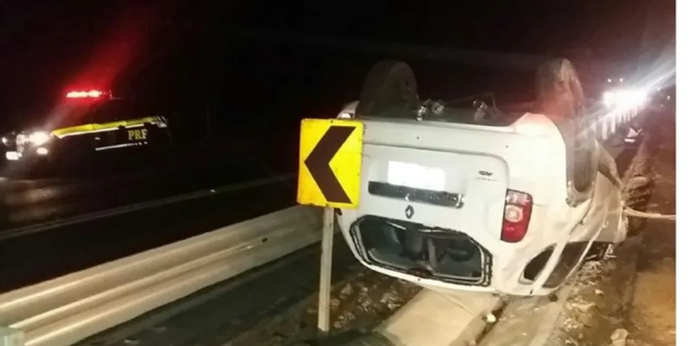 Imagem ilustrativa da imagem Carro sai da pista e capota na BR-376 em Tibagi