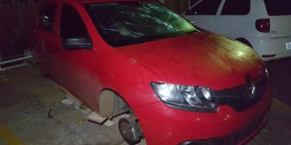 Imagem ilustrativa da imagem Homem tem carro roubado durante velório do pai em PG