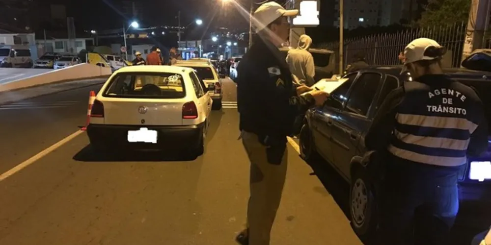 Imagem ilustrativa da imagem PM prende 5 pessoas durante ‘Operação Bafômetro’