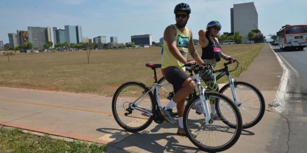 Ciclistas na Esplanada dos Ministérios