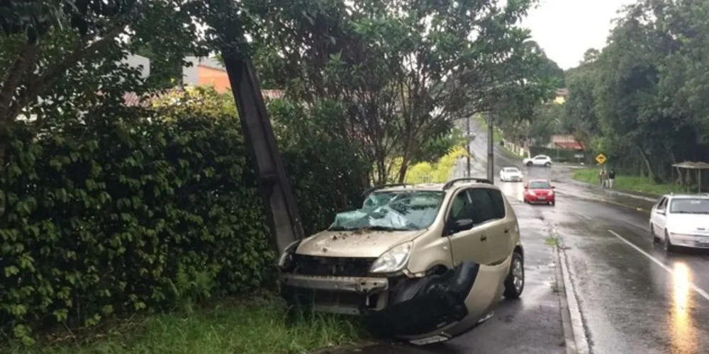 Imagem ilustrativa da imagem Motorista roda em pista molhada e atinge poste