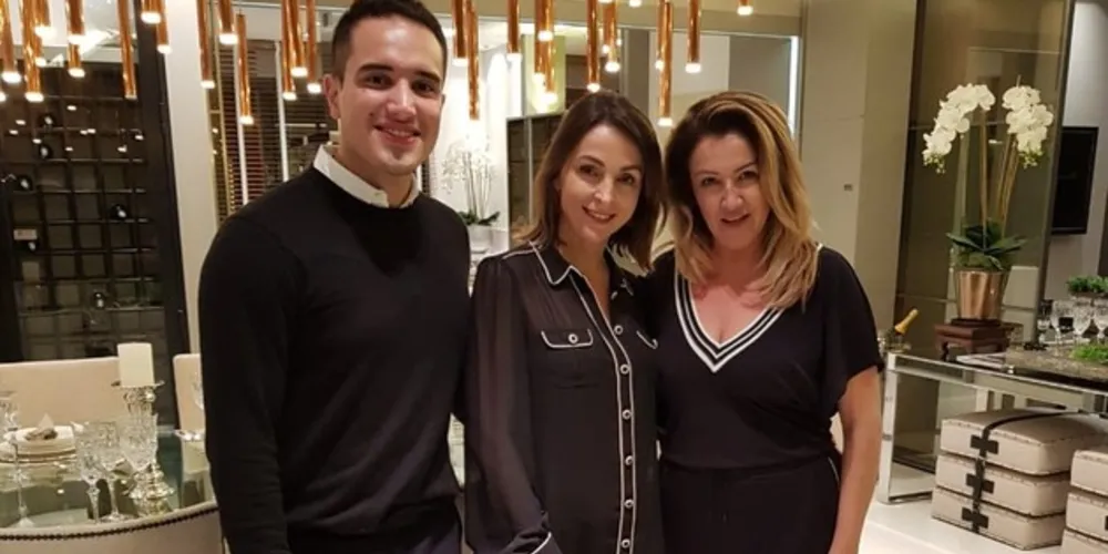 REGISTRO - A arquiteta Lorena Damo Comel, da L+W Arquitetos, foi uma das profissionais de Ponta Grossa convidada para a “Experiência Artefacto”. O evento direcionado para os principais arquitetos da região aconteceu em Curitiba na última semana. Na foto, Vinicius Carneiro, vendedor da Artefacto Curitiba, Lorena e Josiane Goslar, gerente de Relacionamento da Artefacto.