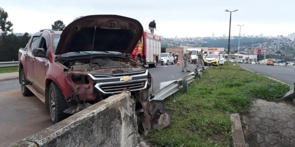 O condutor, de 75 anos, foi levado para um dos hospitais de Ponta Grossa
