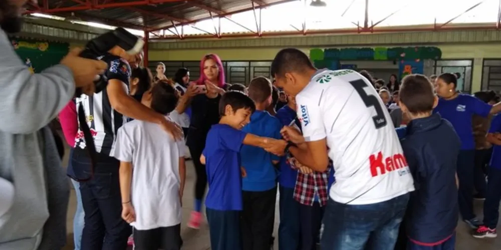 Imagem ilustrativa da imagem Jogadores do Operário fazem visita surpresa em escola de PG