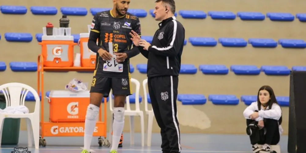 Fábio Sampaio, técnico do Caramuru e índio, capitão do time, embarcam para São Paulo e participam do lançamento da Superliga de Vôlei