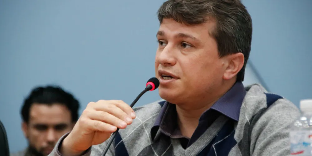 Vereador comunicou posição durante sessão na Câmara.