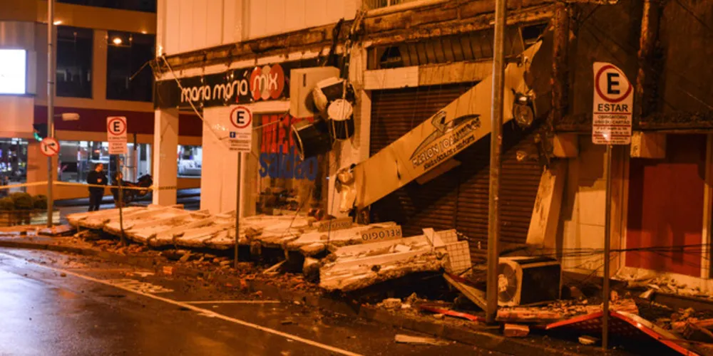 Trecho da avenida permanecerá bloqueado até a conclusão dos serviços de remoção de entulhos