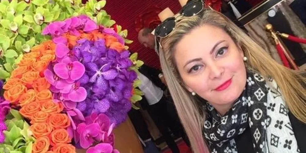 BRINDE A VIDA - Ana Stringhetta foi muito cumprimentada pela passagem de seu aniversário na última quinta-feira (18). Ana é sinônimo de educação e elegância, encantando a todos por onde passa. Da coluna RC os votos de alegrias e sucesso.