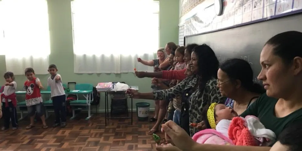 Imagem ilustrativa da imagem Atividades envolvem pais e filhos em escola de Castro