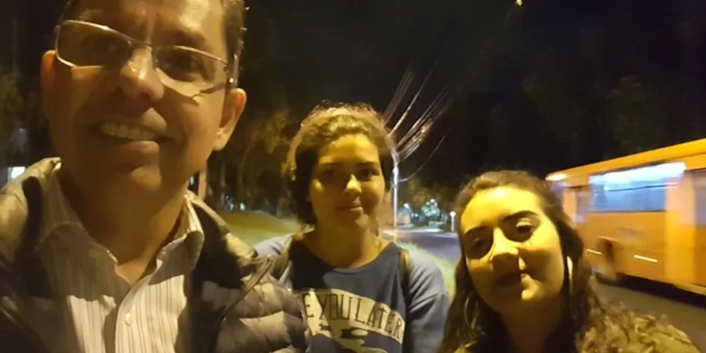 Miguel Sanches Neto faz tour do medo ao lado de duas acadêmicas e confirma compra de motos para o patrulhamento do campus