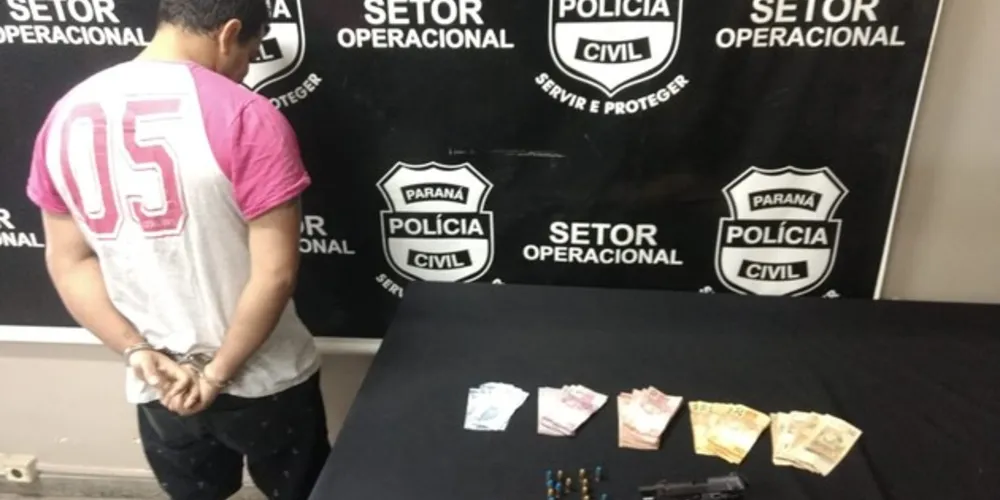 Na casa do suspeito, polícia encontrou arma, munições e drogas