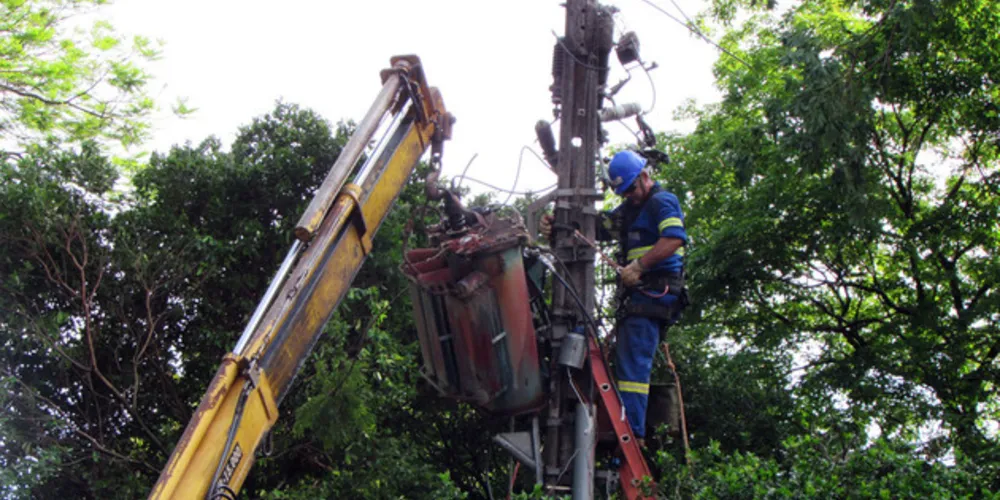 Equipes da Copel trabalham para restabelecer energia em todo o Paraná
