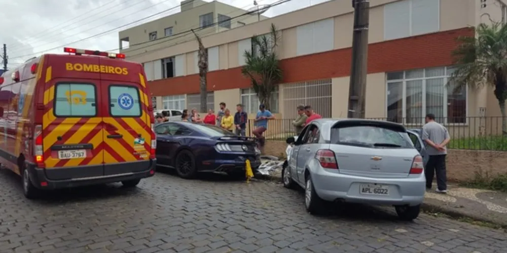 Três pessoas ficaram feridas no acidente que aconteceu perto da igreja São José