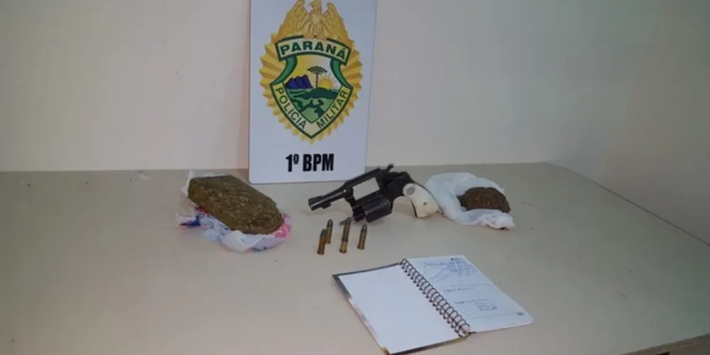 Além da arma e da droga, PM também apreendeu anotações sobre o tráfico