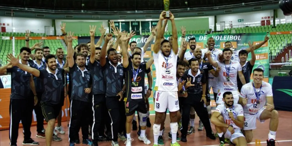 O Caramuru Vôlei consagrou-se tricampeão neste sábado