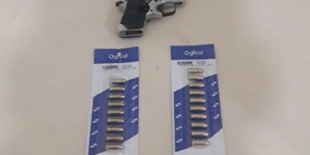 Pistola e munições foram levadas à 13ª SDP pela Polícia Militar.