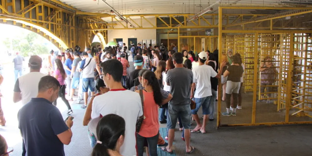 Regularização gerou tumulto e filas no Terminal Central de Ponta Grossa nesta segunda-feira (22)