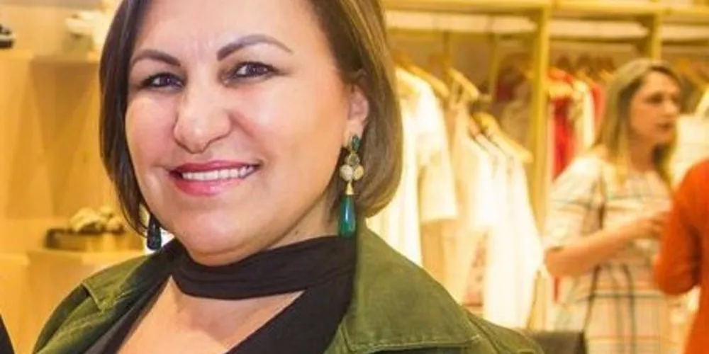 CELEBRAÇÃO - Marlowa Machado Rizental foi muito cumprimentada pela passagem de seu aniversário no último domingo (21). Marlowa está sempre presente nos eventos sociais de nossa cidade, e é nome atuante em prol da nossa comunidade, sempre envolvida em eventos beneficentes. Da coluna RC os votos de alegrias.