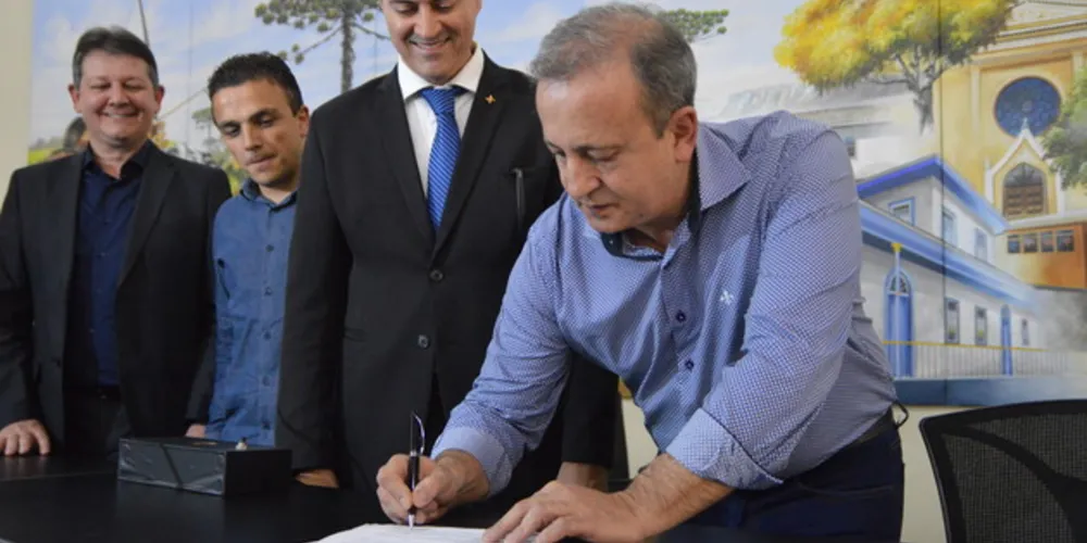 Assinatura do convênio foi feita durante evento na Câmara Municipal.