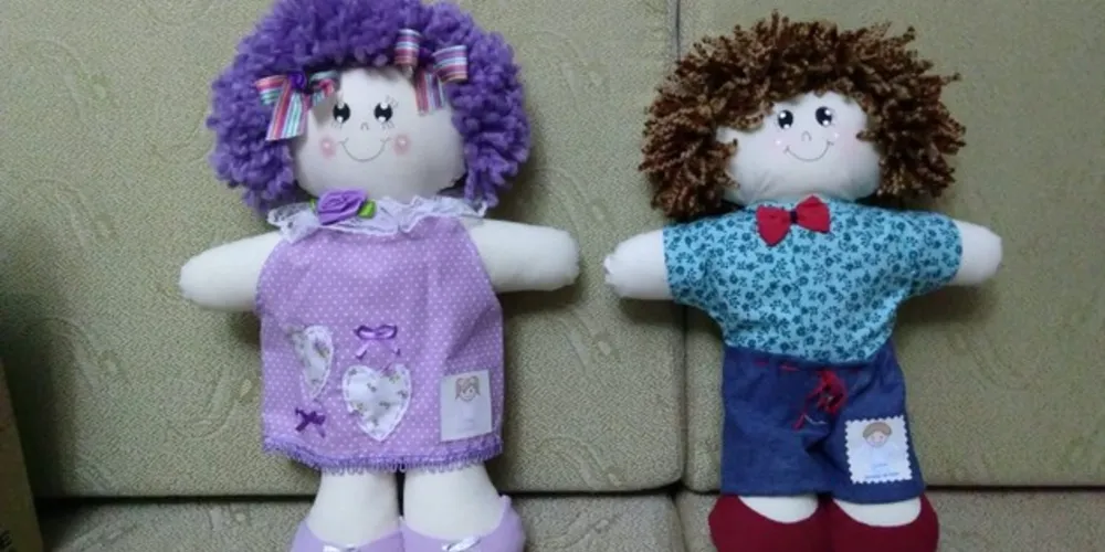 Bonecas são vendidas para ajudar menino com leucemia e também para contribuir com grupos de apoio da região.