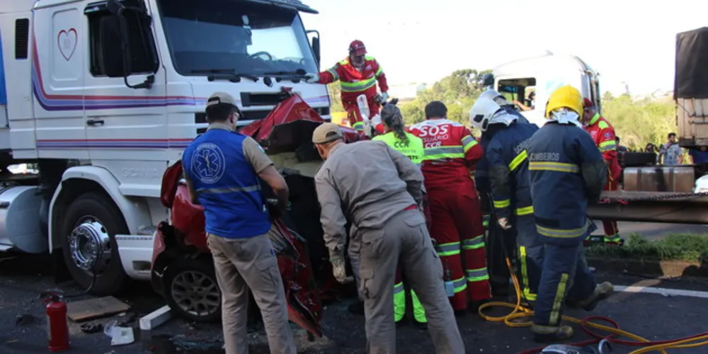 Bombeiros e socorristas enfrentam operação complexa para salvar vida de motorista