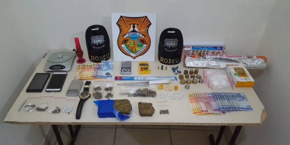 Drogas e outros objetos foram apreendidos na casa dos suspeitos