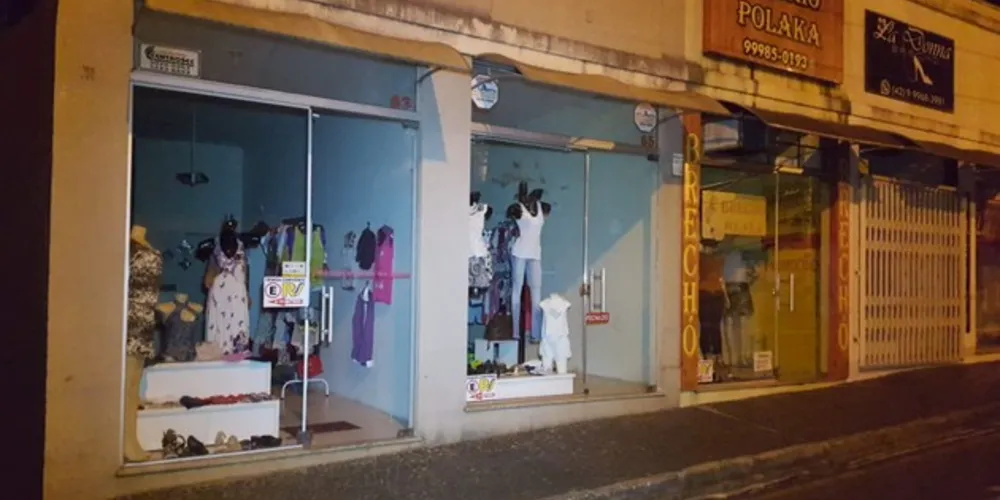 Lojas arrombadas ficam na rua Francisco Ribas, no centro de Ponta Grossa