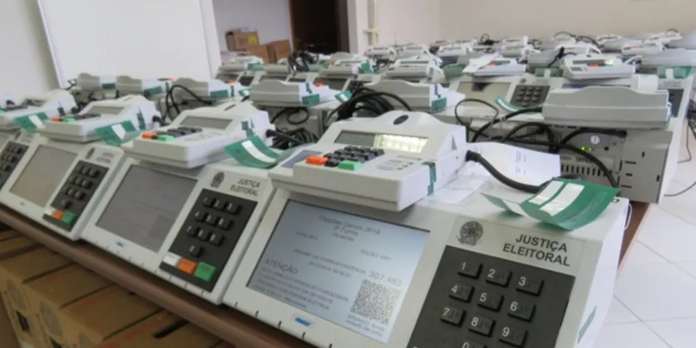 Urnas eletrônicas são preparada em Palmeira para as eleições do segundo turno no próximo domingo (28).