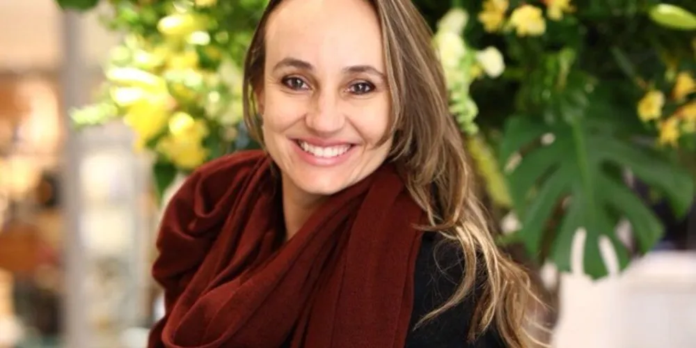 FELICITAÇÕES - A bela e competente Caroline Schaffka Teixeira de Sá também receberá as felicitações pela troca de idade nesta quarta-feira (24). Da coluna RC os votos de realizações e felicidades. 
