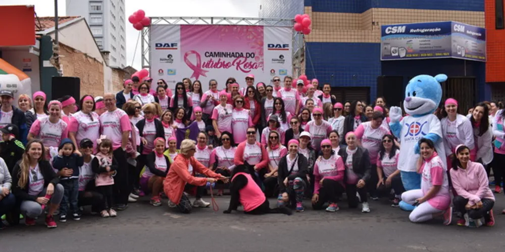Caminhada alusiva ao 'Outubro Rosa' no último domingo (21) reuniu cerca de 450 pessoas no centro de Ponta Grossa