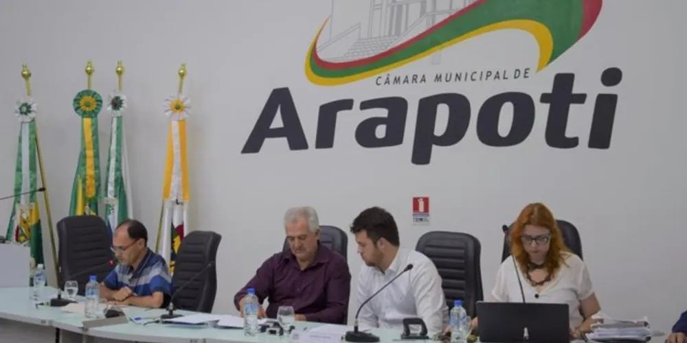 Reunião de leitura e votação do parecer final aconteceu na noite de segunda-feira (22).