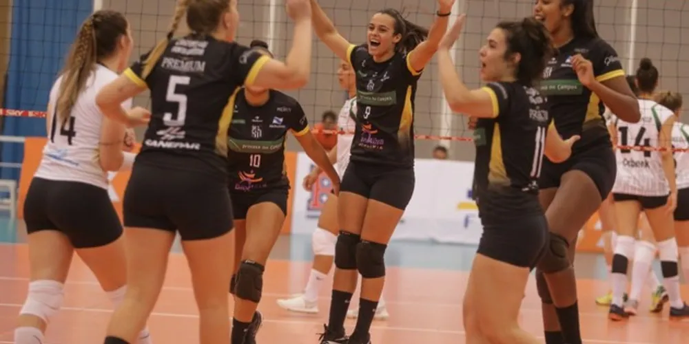 Equipe feminina venceu por 3 sets a 2 jogando em casa