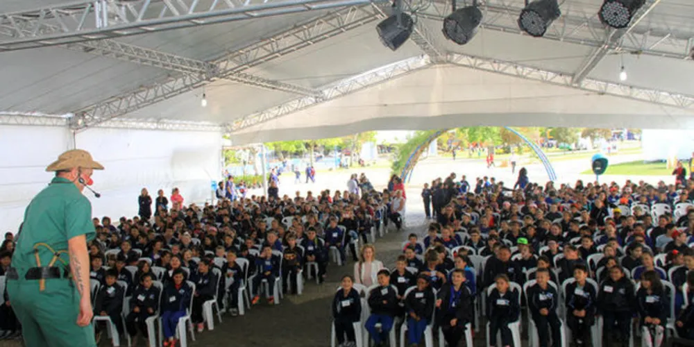Imagem ilustrativa da imagem Palhaço traz diversão em passeio de 5º ano