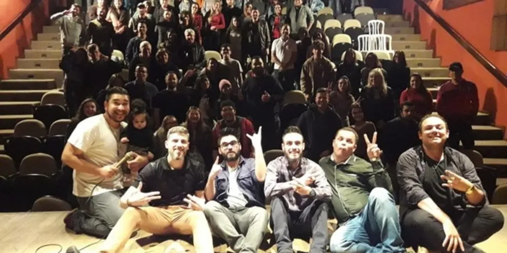 Apresentações no Convite à Comédia são gratuitas e qualquer pessoa interessada em participar pode subir ao palco.