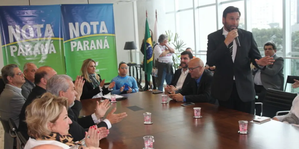 Deputado participou da entrega dos prêmios realizados pelo sorteio mensal.