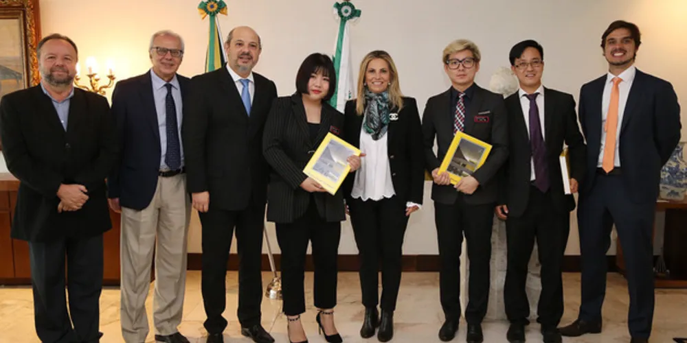Comitiva composta por integrantes de uma produtora de televisão chinesa esteve no Palácio Iguaçu nesta quarta.