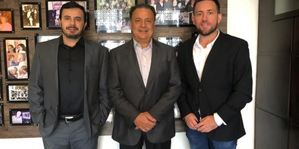 Leonardo Petrelli Neto, presidente do Grupo RIC e Pedro Andrade, diretor comercial da RIC TV, em encontro com o diretor executivo da TVE PG.
