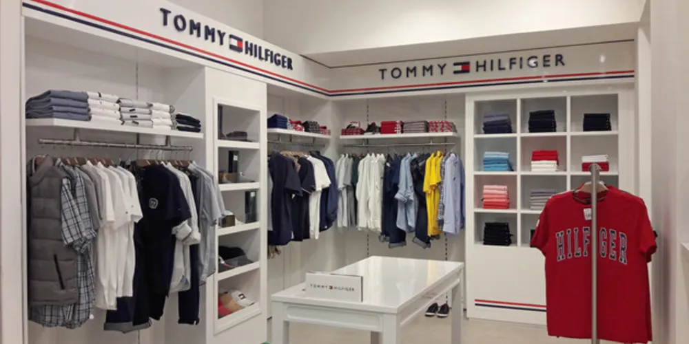 Loja traz Calvin Klein Jeans e Tommy Hilfiger exclusivamente ao público masculino.