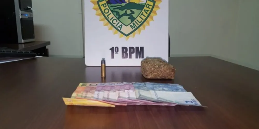 Além da droga, polícia encontrou dinheiro que seria fruto do tráfico de drogas